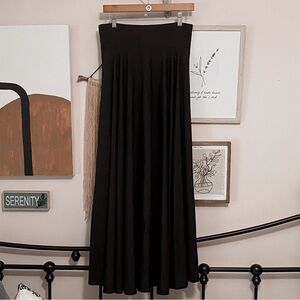 ☽ black, flowy skirt